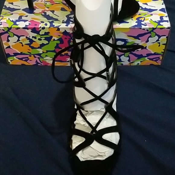 Shoe Republic LA - Picture 3 of 4